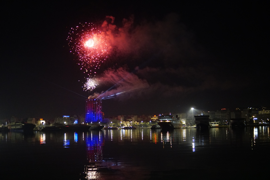 Με πυροτεχνήματα υποδέχθηκαν το 2023 Αθήνα και Θεσσαλονίκη  - Δείτε φωτογραφίες και βίντεο
