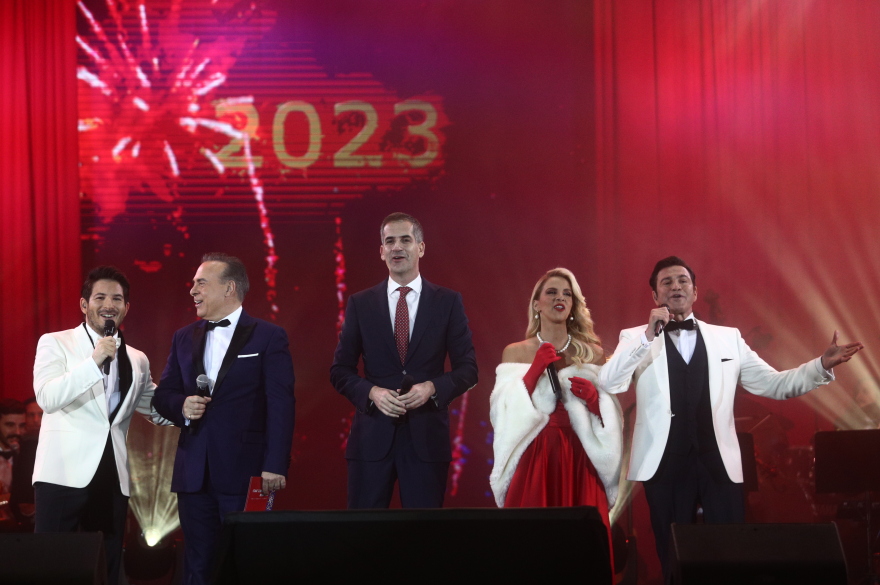 Με πυροτεχνήματα υποδέχθηκαν το 2023 Αθήνα και Θεσσαλονίκη  - Δείτε φωτογραφίες και βίντεο