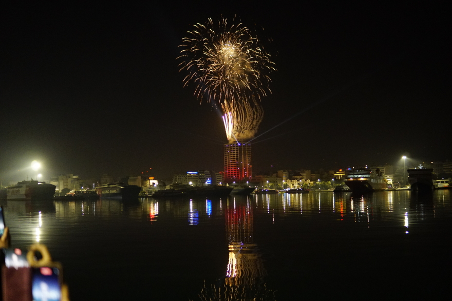 Με πυροτεχνήματα υποδέχθηκαν το 2023 Αθήνα και Θεσσαλονίκη  - Δείτε φωτογραφίες και βίντεο