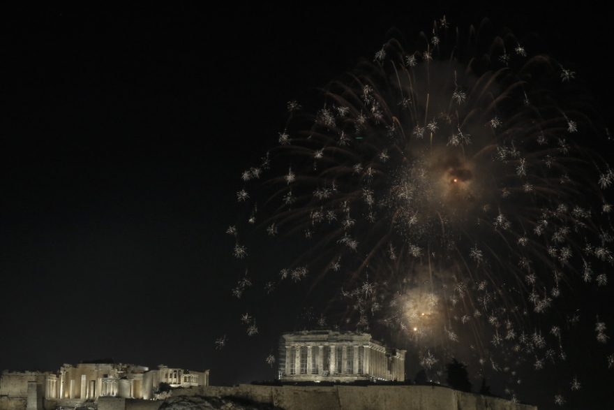 Με πυροτεχνήματα και υπαίθρια πάρτι υποδέχθηκε ο κόσμος το 2023 - Δείτε φωτογραφίες και βίντεο