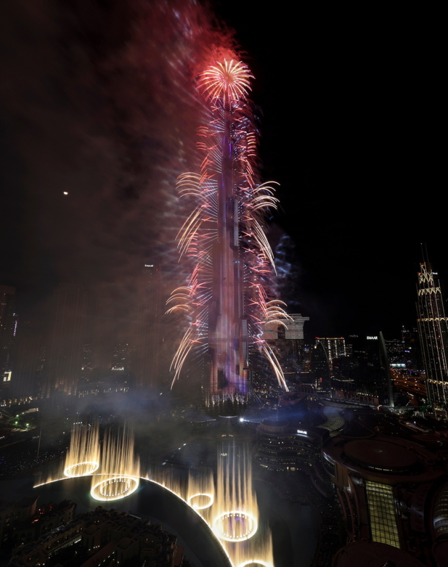 Με πυροτεχνήματα και υπαίθρια πάρτι υποδέχθηκε ο κόσμος το 2023 - Δείτε φωτογραφίες και βίντεο