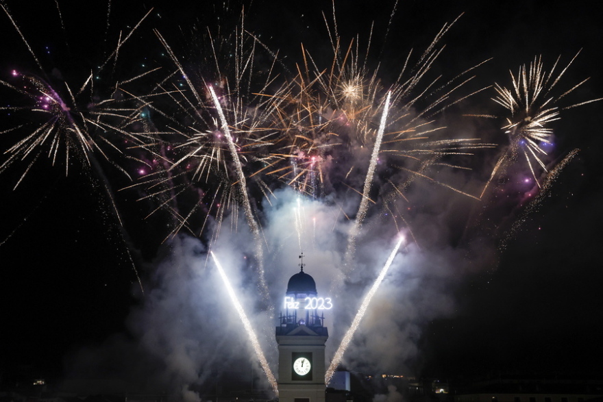 Με πυροτεχνήματα και υπαίθρια πάρτι υποδέχθηκε ο κόσμος το 2023 - Δείτε φωτογραφίες και βίντεο
