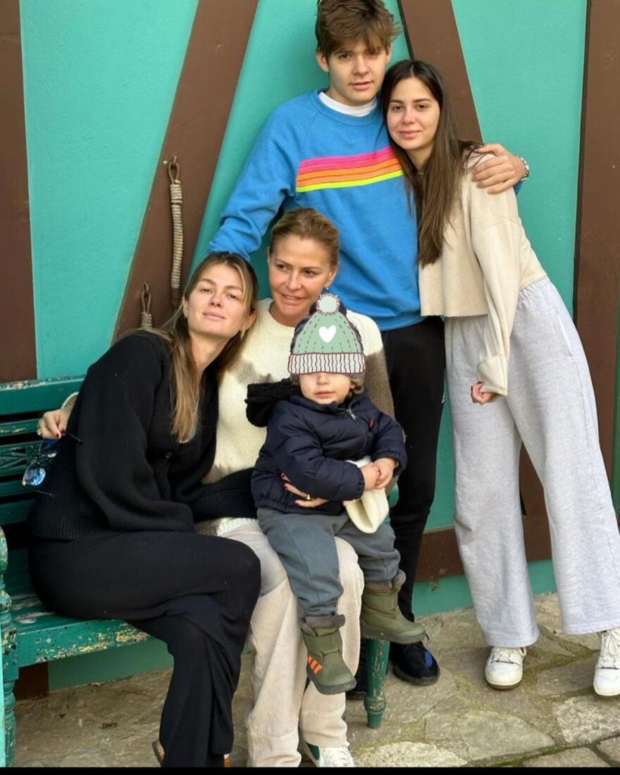 Η Τζένη Μπαλατσινού ποζάρει για πρώτη φορά με όλα τα παιδιά της - «Στην αγάπη ελαφραίνουν όλα»