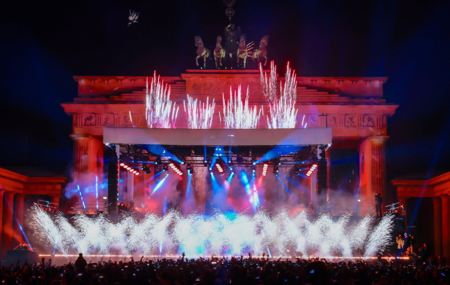 Με πυροτεχνήματα και υπαίθρια πάρτι υποδέχθηκε ο κόσμος το 2023 - Δείτε φωτογραφίες και βίντεο