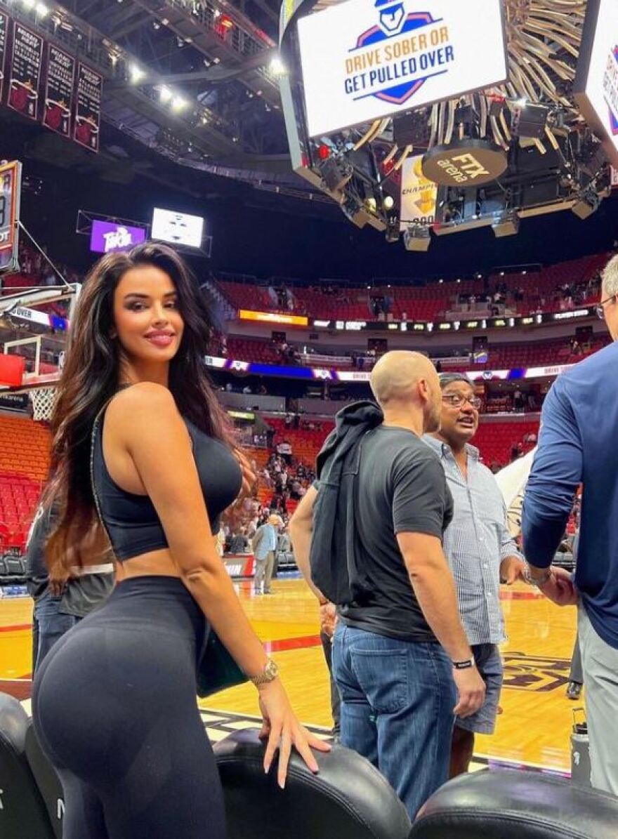 Η Ιβάνα Κνολ δημοσίευσε τις καλύτερες φωτογραφίες της για το 2022 και έβαλε ... φωτιά στο Instagram 