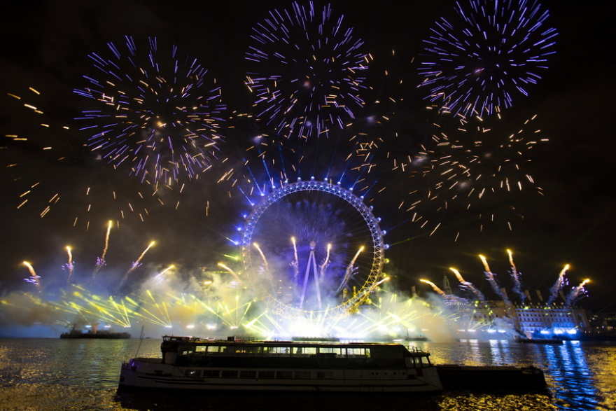 Με πυροτεχνήματα και υπαίθρια πάρτι υποδέχθηκε ο κόσμος το 2023 - Δείτε φωτογραφίες και βίντεο