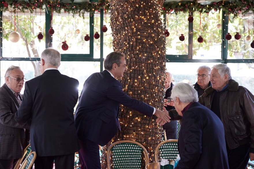 Μητσοτάκης και Τασούλας στο Κολωνάκι για καφέ μετά τη δοξολογία, λίγο πριν τις ευχές στην Πρόεδρο της Δημοκρατίας