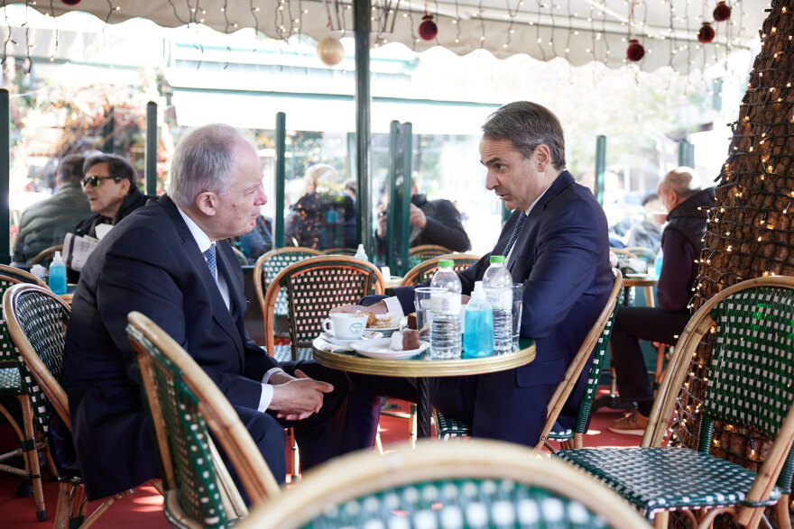 Μητσοτάκης και Τασούλας στο Κολωνάκι για καφέ μετά τη δοξολογία, λίγο πριν τις ευχές στην Πρόεδρο της Δημοκρατίας