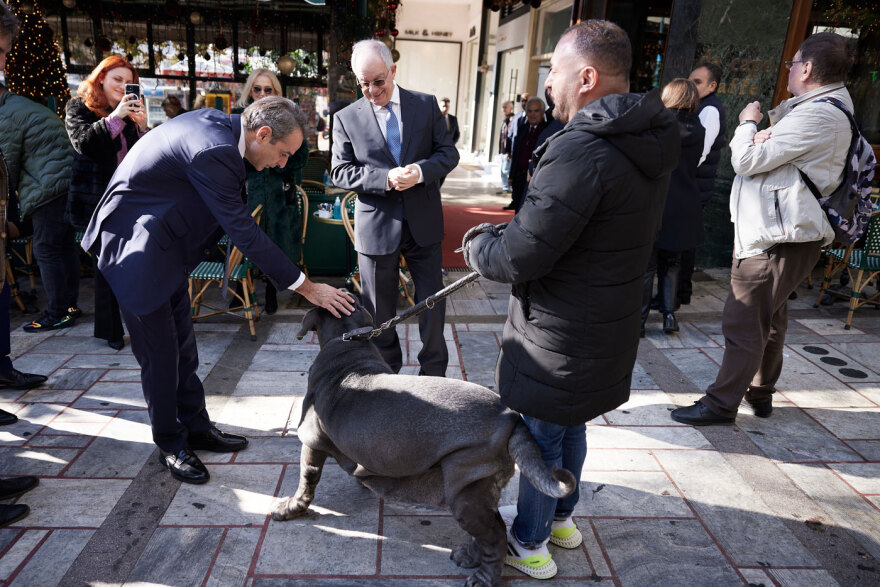 Μητσοτάκης και Τασούλας στο Κολωνάκι για καφέ μετά τη δοξολογία, λίγο πριν τις ευχές στην Πρόεδρο της Δημοκρατίας