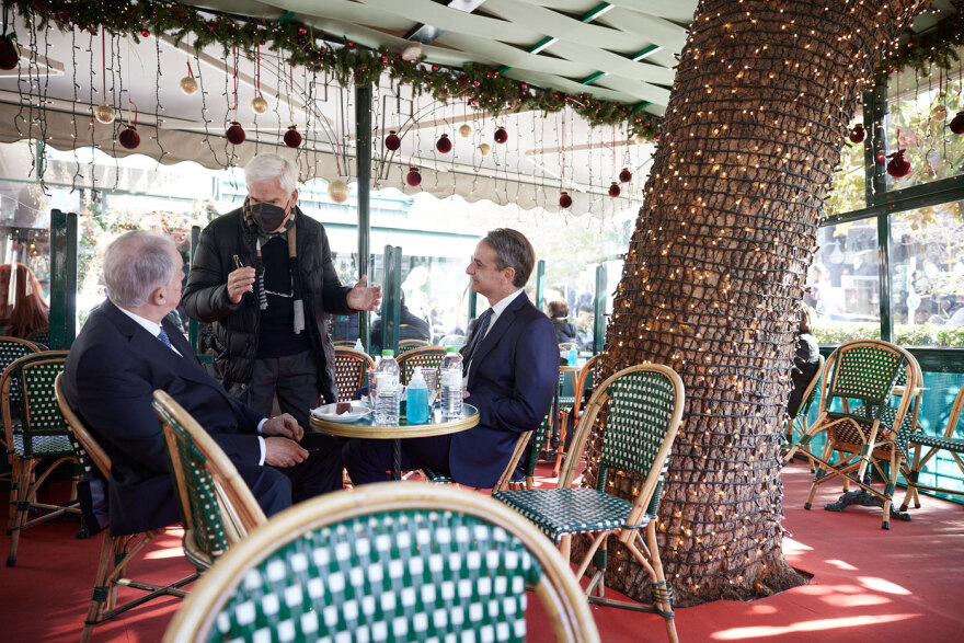 Μητσοτάκης και Τασούλας στο Κολωνάκι για καφέ μετά τη δοξολογία, λίγο πριν τις ευχές στην Πρόεδρο της Δημοκρατίας