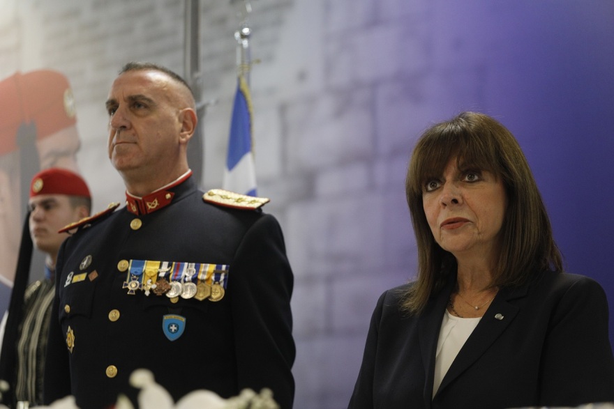 Κατερίνα Σακελλαροπούλου: Στην Προεδρική Φρουρά για την κοπή της πρωτοχρονιάτικης πίτας 