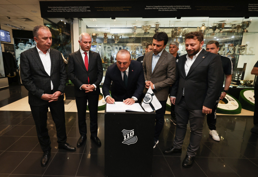 Πελέ: Δείτε live το λαϊκό προσκύνημα - Στο γήπεδο της Σάντος η σορός του