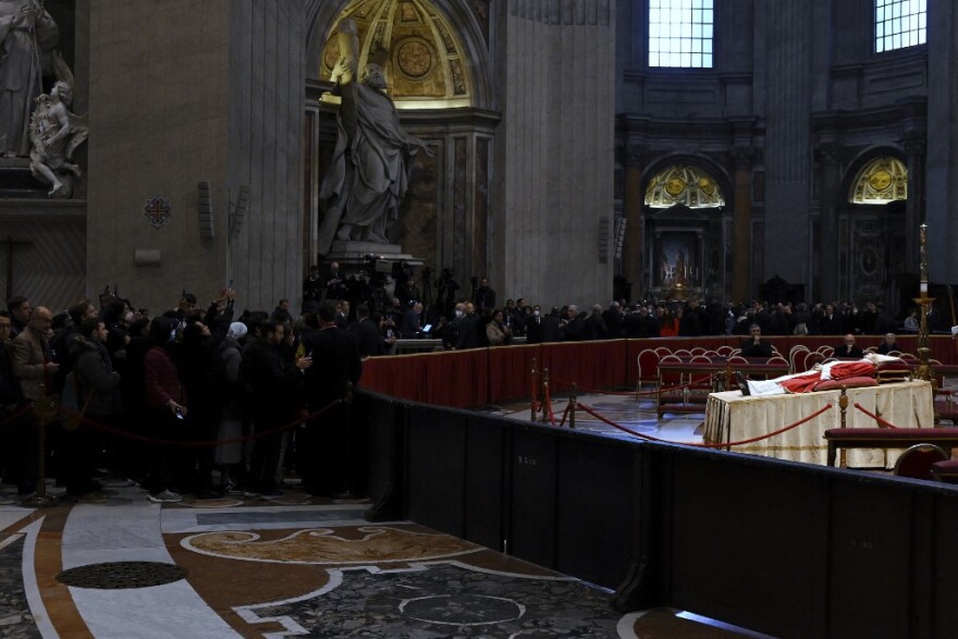 Θάνατος πάπα Βενέδικτου: Φόρο τιμής απέτισαν πάνω από 40.000 πιστοί στο Βατικανό 