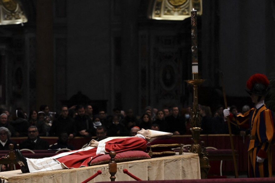 Θάνατος πάπα Βενέδικτου: Φόρο τιμής απέτισαν πάνω από 40.000 πιστοί στο Βατικανό 