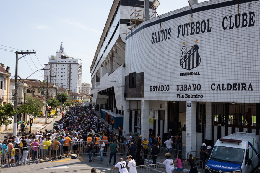 Πελέ: Δείτε live το λαϊκό προσκύνημα - Στο γήπεδο της Σάντος η σορός του