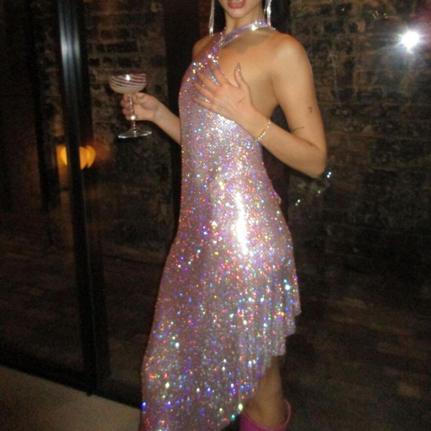 Ντούα Λίπα: Το αποκαλυπτικό σύνολο που διάλεξε για την Πρωτοχρονιά