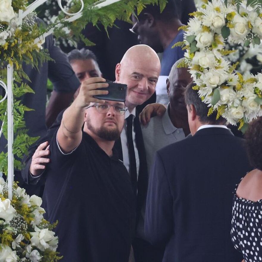 Ο Ινφαντίνο έβγαλε σέλφι δίπλα στο φέρετρο του Πελέ - Δείτε φωτογραφίες 