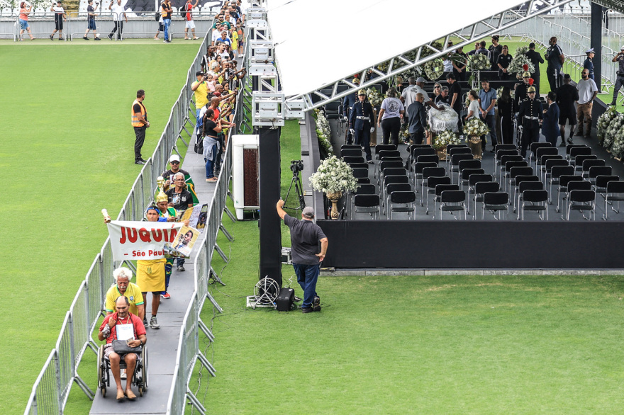 Πελέ: Δείτε live το λαϊκό προσκύνημα - Στο γήπεδο της Σάντος η σορός του