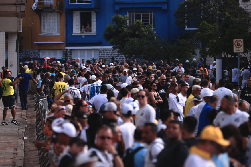 Πελέ: Δείτε live το λαϊκό προσκύνημα - Στο γήπεδο της Σάντος η σορός του