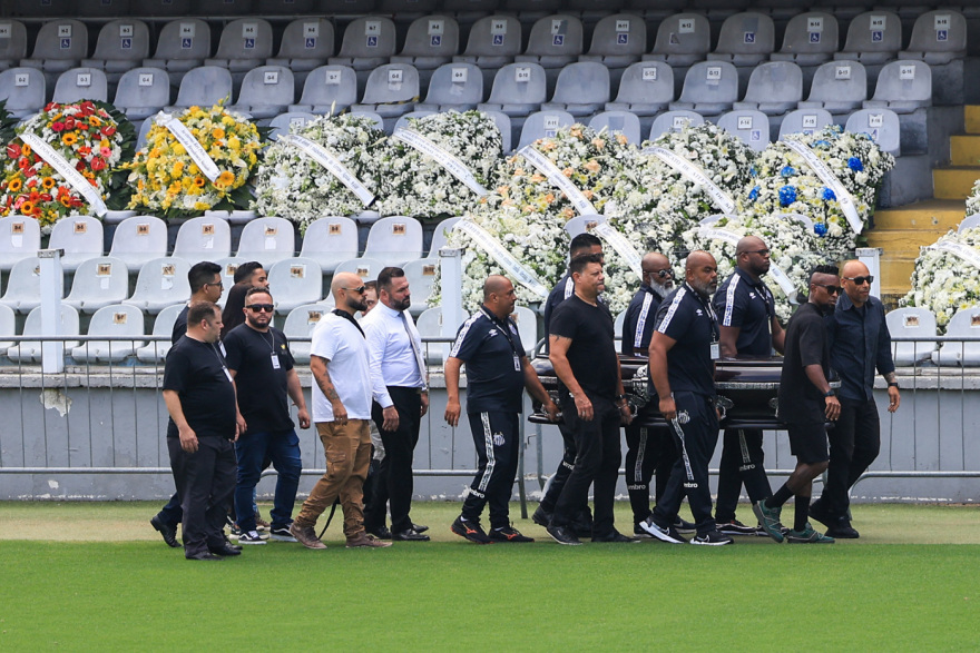 Πελέ: Δείτε live το λαϊκό προσκύνημα - Στο γήπεδο της Σάντος η σορός του