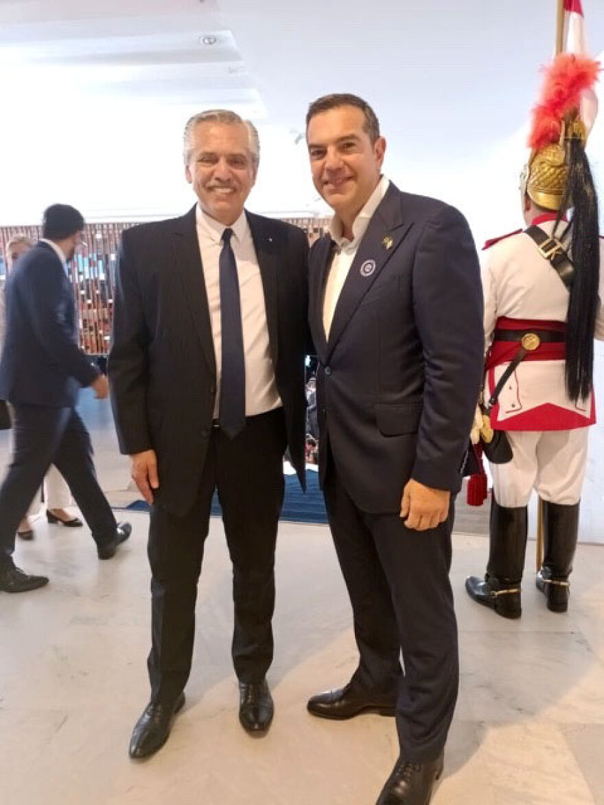 Οι επαφές Τσίπρα στο περιθώριο της ορκωμοσίας Λούλα και η χειραψία με τον Τσαβούσογλου