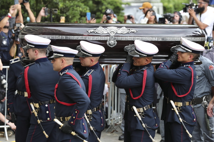 Ο «Βασιλιάς» Πελέ αναπαύεται πλέον στην τελευταία του κατοικία - Δείτε βίντεο και φωτογραφίες 