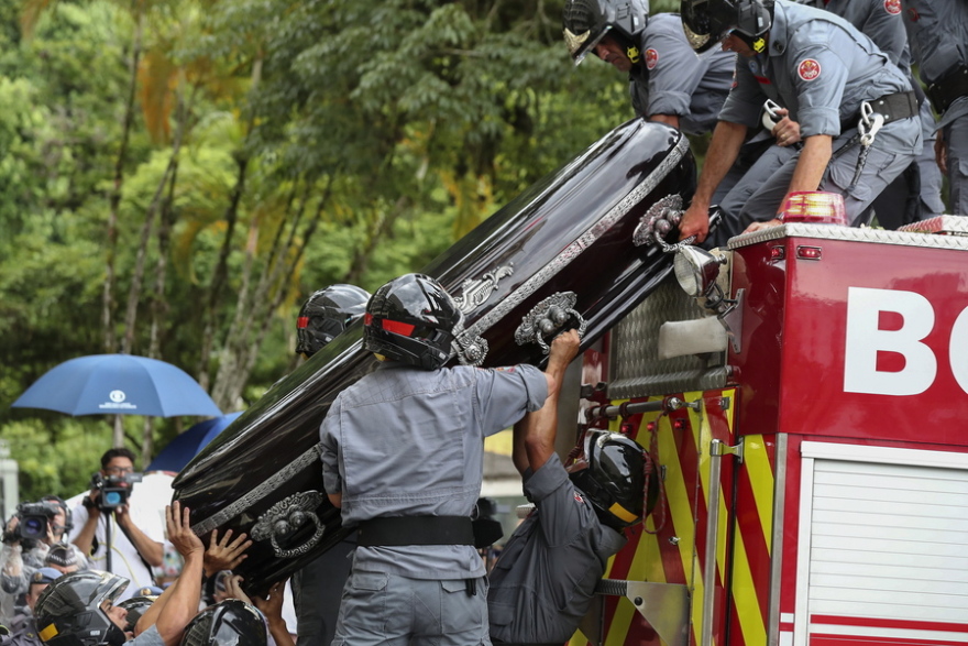 Ο «Βασιλιάς» Πελέ αναπαύεται πλέον στην τελευταία του κατοικία - Δείτε βίντεο και φωτογραφίες 
