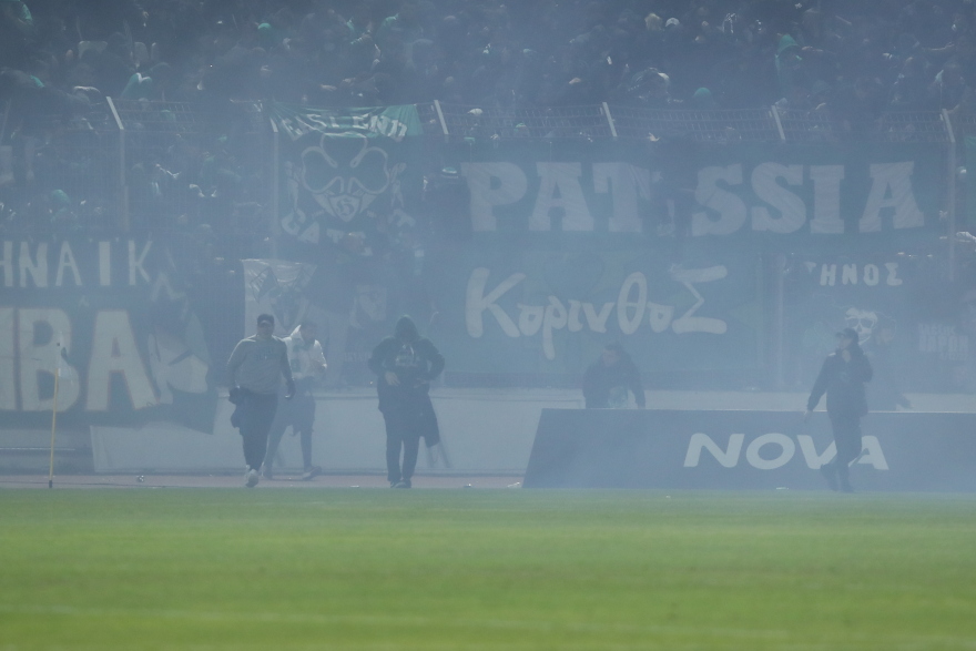 Επεισόδια στην Λειβαδιά - Απομακρύνθηκε με ασθενοφόρο οπαδός με αναπνευστικά προβλήματα 