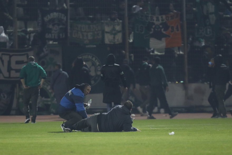 Επεισόδια στην Λειβαδιά - Απομακρύνθηκε με ασθενοφόρο οπαδός με αναπνευστικά προβλήματα 