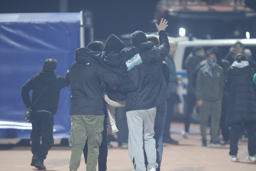 Επεισόδια στην Λειβαδιά - Απομακρύνθηκε με ασθενοφόρο οπαδός με αναπνευστικά προβλήματα 