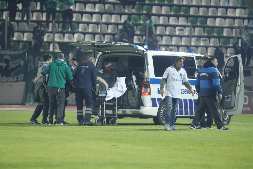 Επεισόδια στην Λειβαδιά - Απομακρύνθηκε με ασθενοφόρο οπαδός με αναπνευστικά προβλήματα 