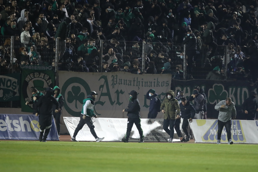 Επεισόδια στην Λειβαδιά - Απομακρύνθηκε με ασθενοφόρο οπαδός με αναπνευστικά προβλήματα 