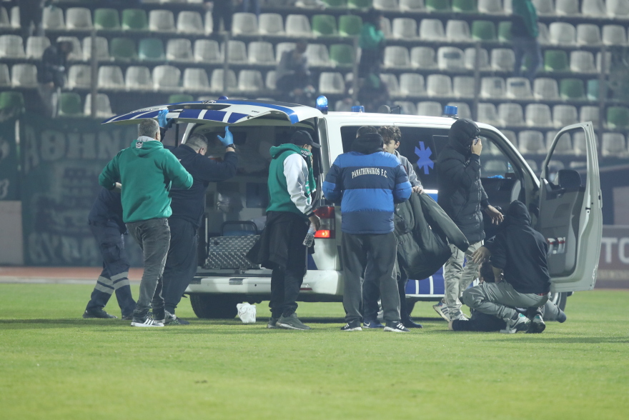 Επεισόδια στην Λειβαδιά - Απομακρύνθηκε με ασθενοφόρο οπαδός με αναπνευστικά προβλήματα 