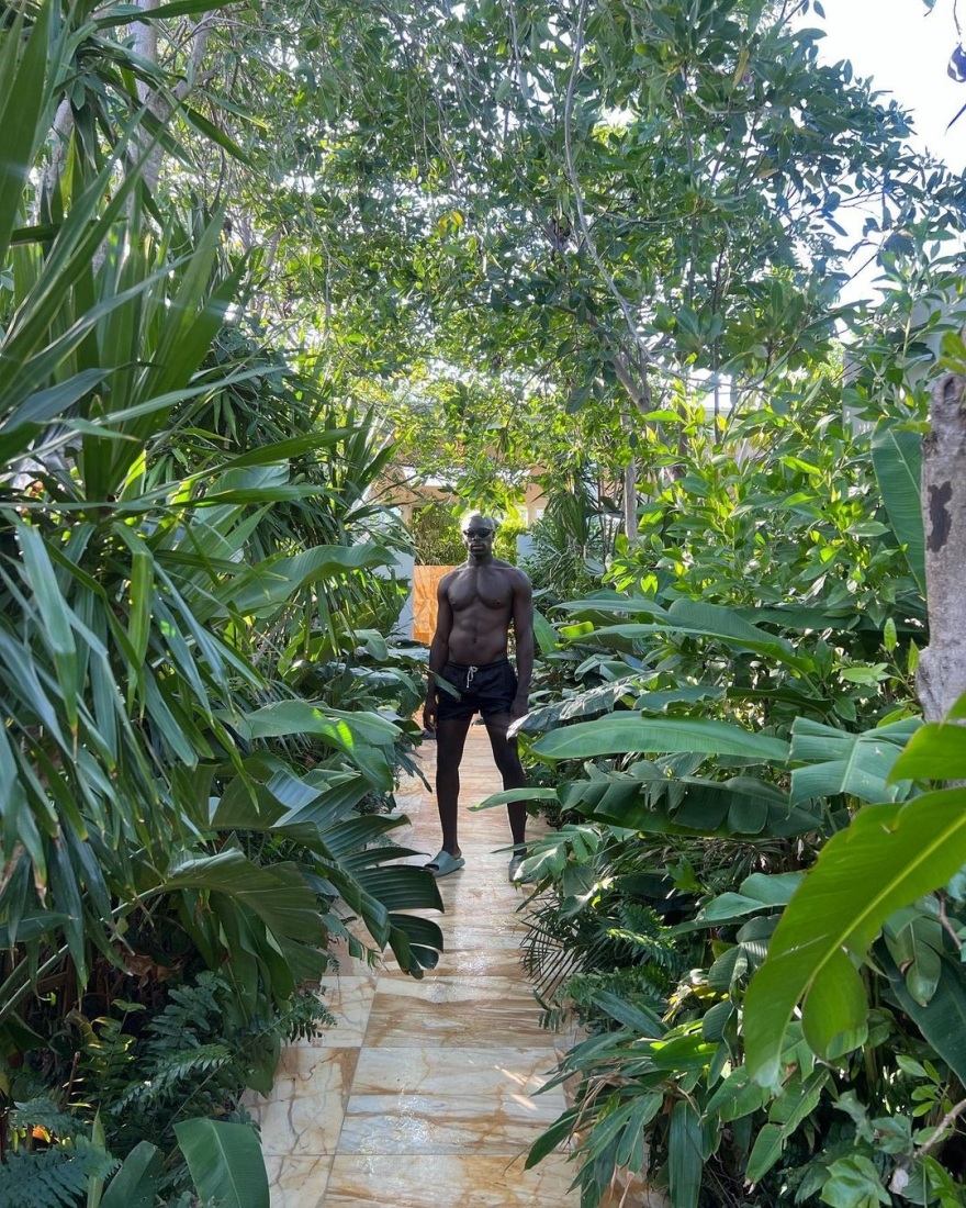 Έμιλι Ραταϊκόφσκι: Ποζάρει με τα μπικίνι της και τον άγνωστο φίλο της