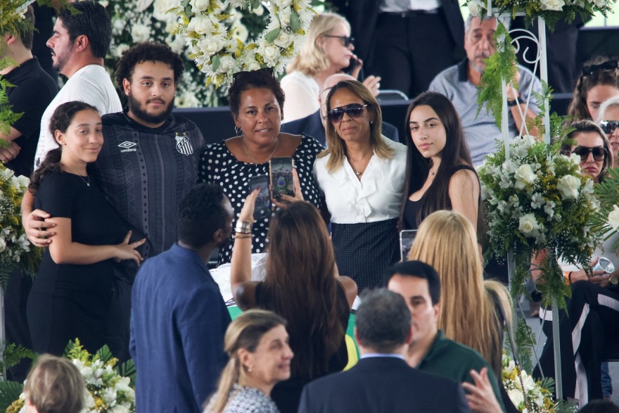 Πελέ: Σάλος με τις φωτογραφίες πάνω από το φέρετρο – Η σέλφι του Ινφαντίνο και η… χαρά της κόρης του