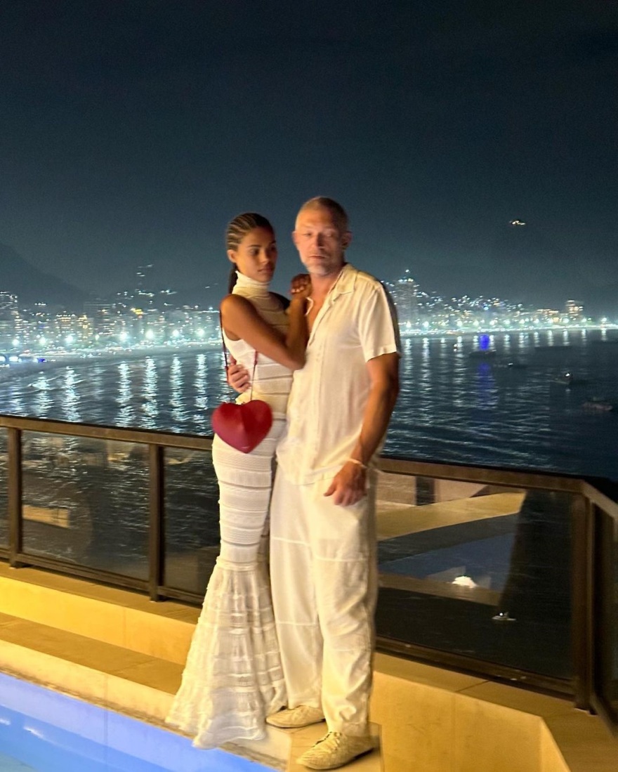 Βενσάν Κασέλ: Σηκώνει την μπλούζα της Τίνα Κουνακέι και δείχνει το τέλειο κορμί της