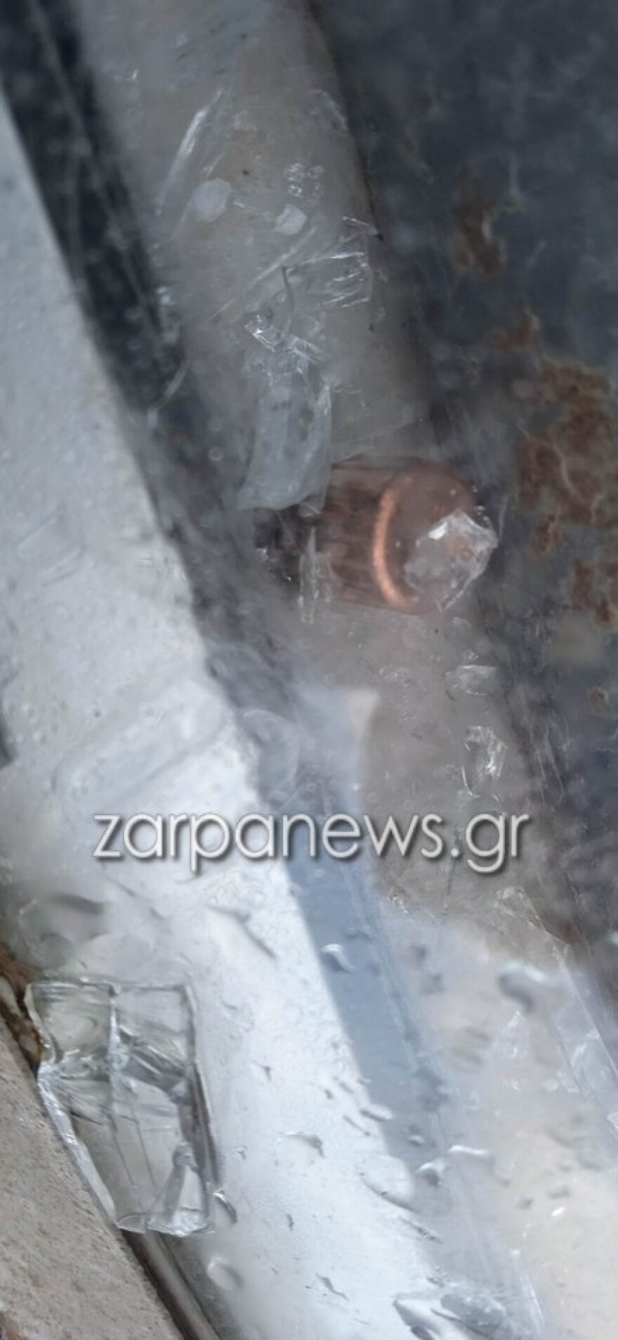 Κρήτη: Αδέσποτη σφαίρα καρφώθηκε σε ηλιακό θερμοσίφωνα στα Χανιά