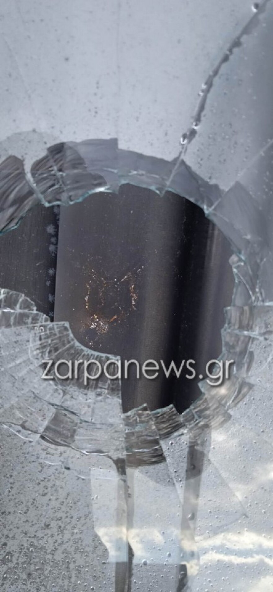 Κρήτη: Αδέσποτη σφαίρα καρφώθηκε σε ηλιακό θερμοσίφωνα στα Χανιά