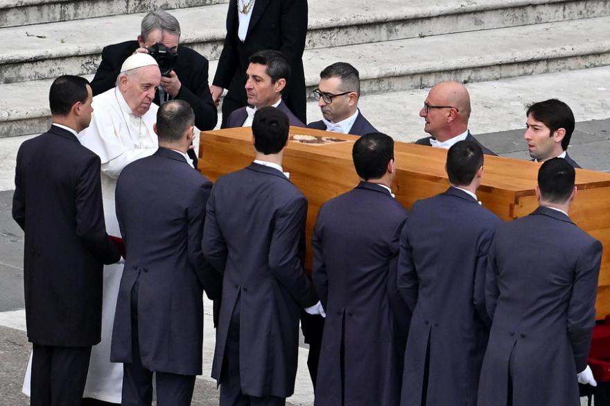 Βατικανό: Δεκάδες χιλιάδες πιστοί αποχαιρέτησαν τον πάπα Βενέδικτο