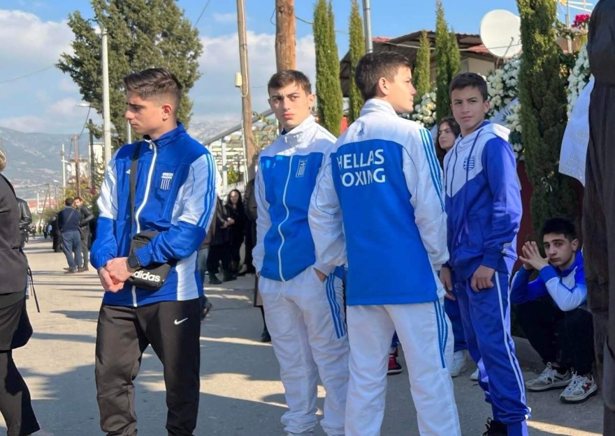 Βασίλης Τόπαλος: Οδύνη στο τελευταίο «αντίο» στον 16χρονο πυγμάχο