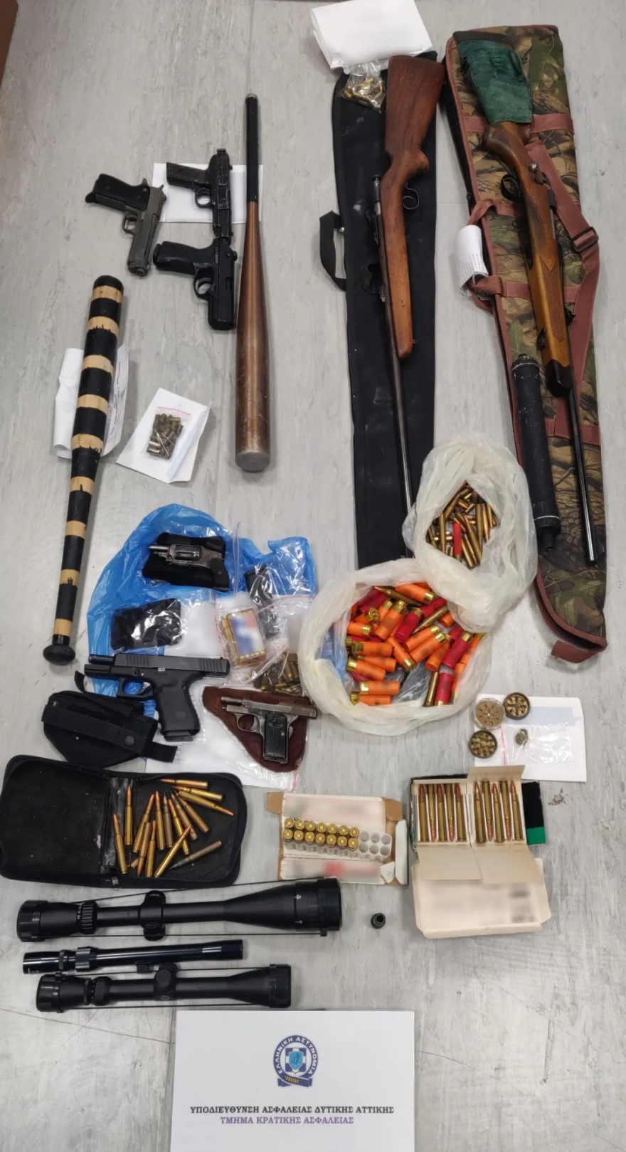 ΕΛΑΣ: 13 συλλήψεις στην επιχείρηση στη Δυτική Αττική - Βρέθηκαν τουφέκια, πυροβόλα και βλήμα όλμου