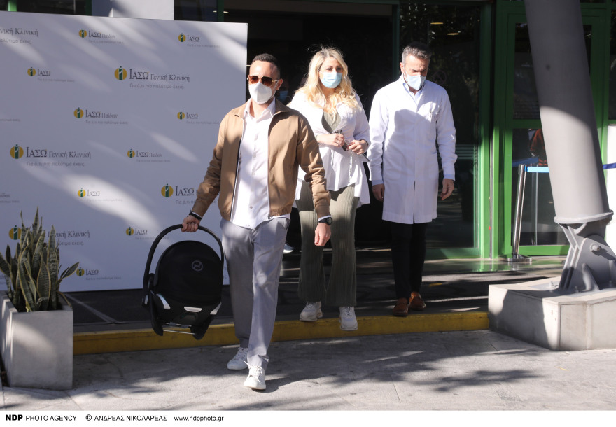 Κωνσταντίνα Σπυροπούλου: Πήρε εξιτήριο - Οι φωτογραφίες με τον σύζυγο και το νεογέννητο μωρό τους