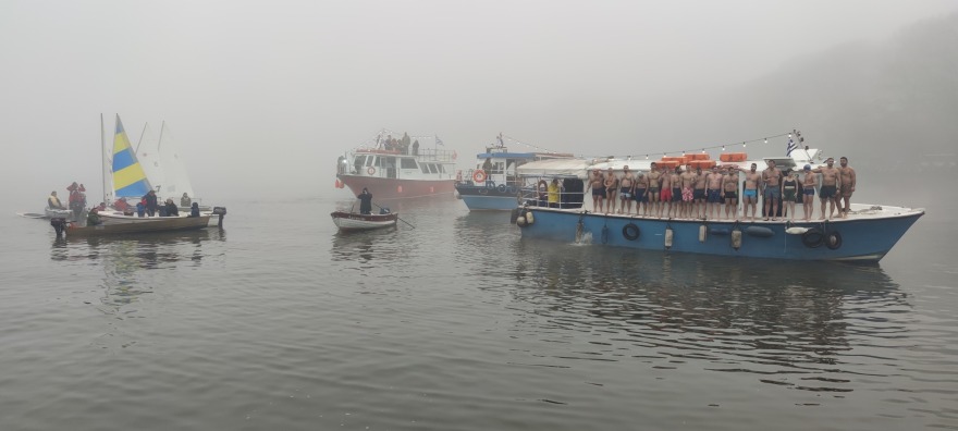 Από τον Πειραιά, στα Τζουμέρκα: Τα Θεοφάνια σε όλη την Ελλάδα σε φωτογραφίες και βίντεο