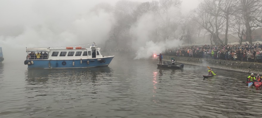 Από τον Πειραιά, στα Τζουμέρκα: Τα Θεοφάνια σε όλη την Ελλάδα σε φωτογραφίες και βίντεο