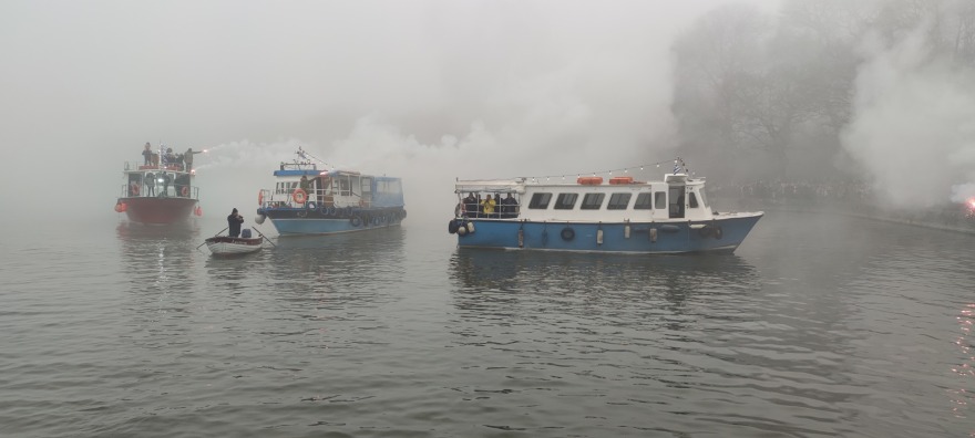 Από τον Πειραιά, στα Τζουμέρκα: Τα Θεοφάνια σε όλη την Ελλάδα σε φωτογραφίες και βίντεο