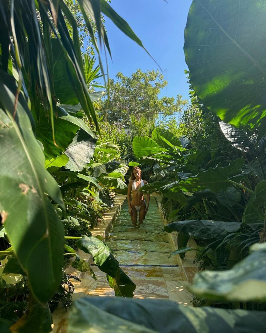 Μπέλα Χαντίντ: Εύχεται για το νέο έτος μέσα στο λευκό μπικίνι της