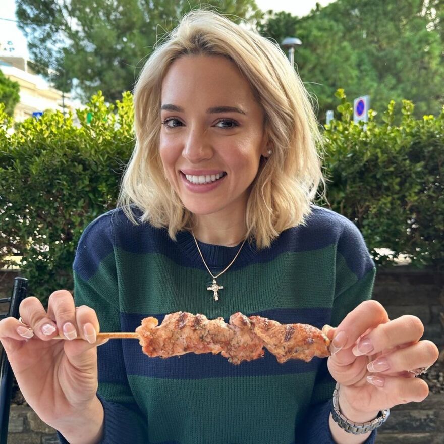 Καλομοίρα: Ποζάρει με σουβλάκι στο χέρι και αναπολεί τις μέρες στην Ελλάδα