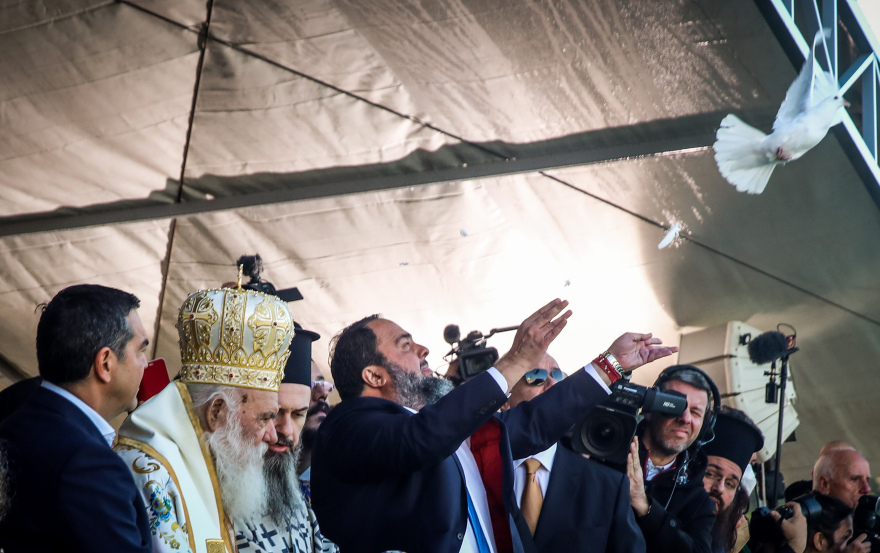 Από τον Πειραιά, στα Τζουμέρκα: Τα Θεοφάνια σε όλη την Ελλάδα σε φωτογραφίες και βίντεο