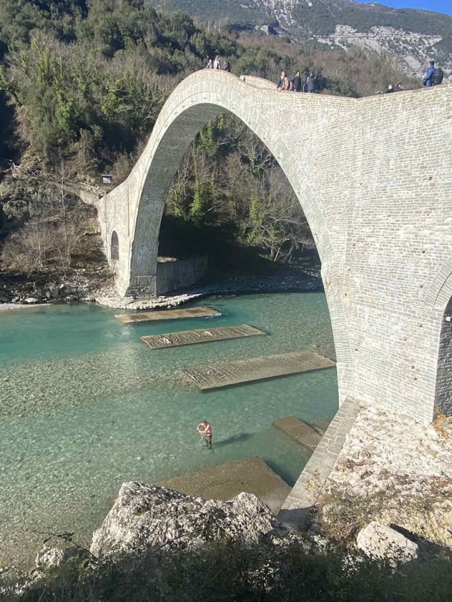 Από τον Πειραιά, στα Τζουμέρκα: Τα Θεοφάνια σε όλη την Ελλάδα σε φωτογραφίες και βίντεο