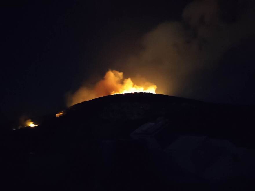 Φωτιά στους Φούρνους, ορατή από Ικαρία και Σάμο